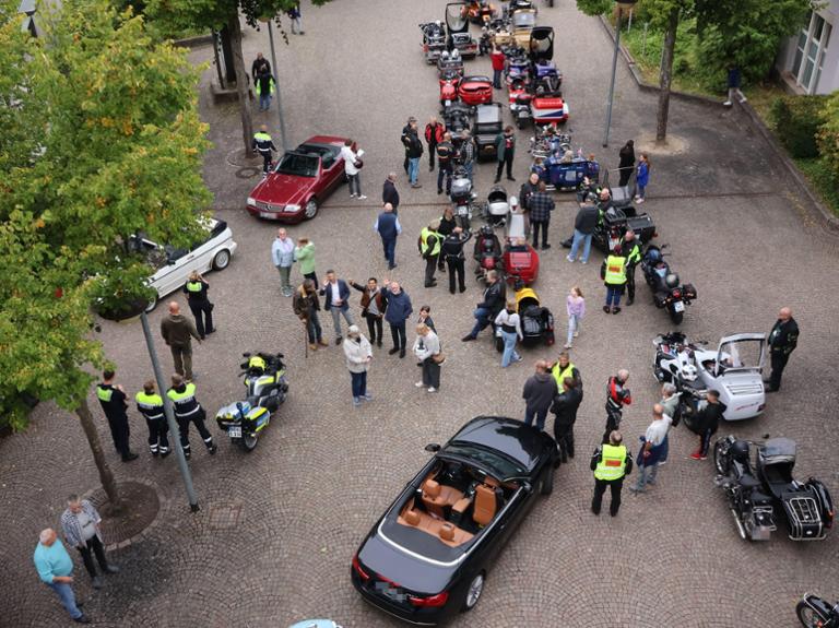 Hoch oben vom Plettenberger Rathaus aus gesehen: Der Werdohler B�rgermeister Andreas Sp�inghaus und Adrian Viteritti (winkend) mit den Teilnehmern der Gespannfahrt. � Hartmut Damschen