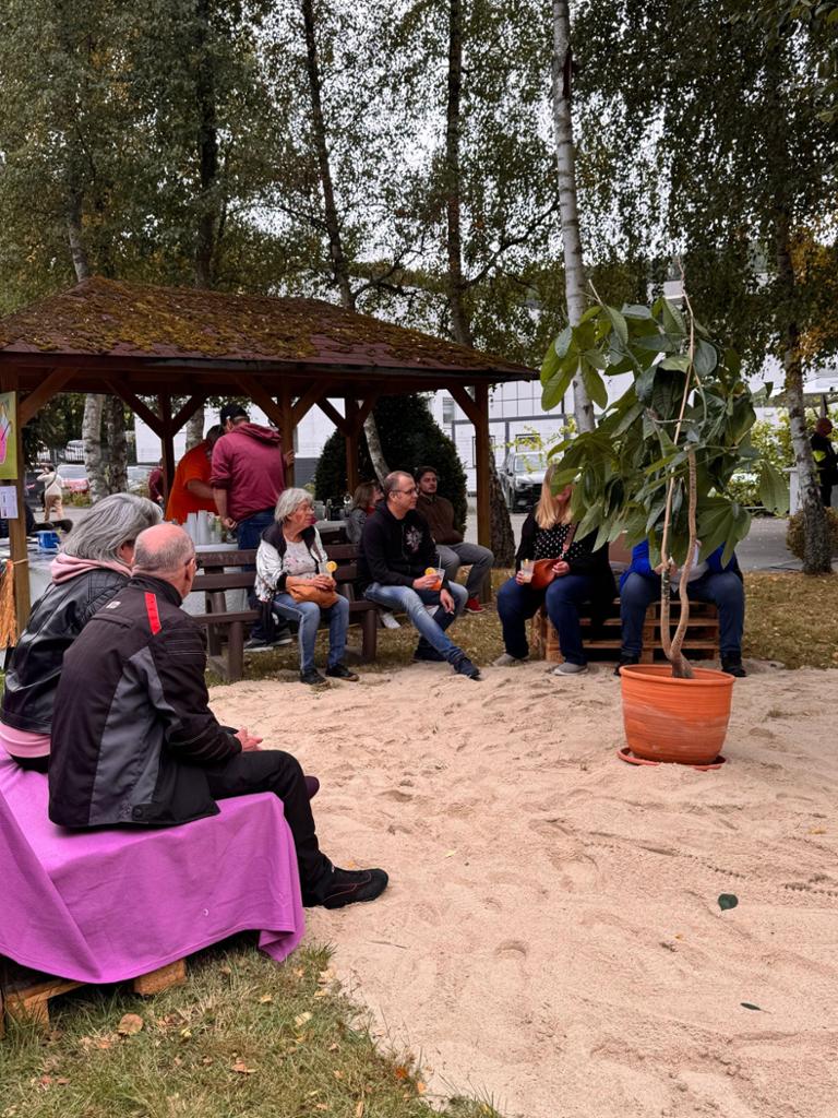 Aufgesch�tteter Sand und viele Sitzgelegenheiten sorgten neben dem mediterranen Essen und den sommerlichen Cocktails f�r 